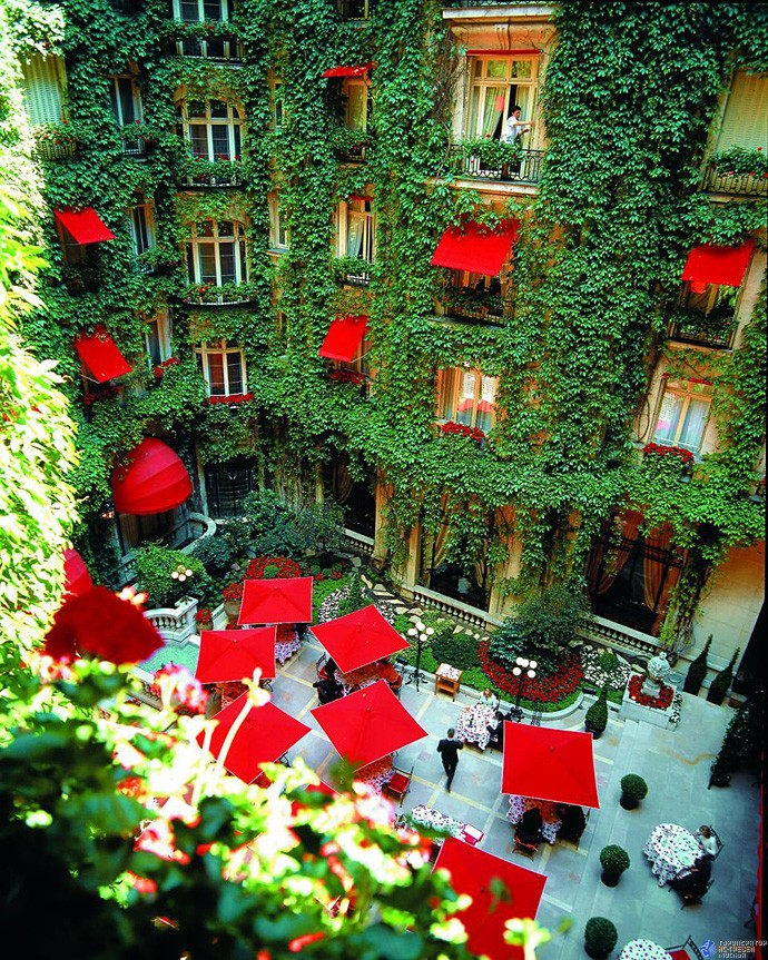  Plaza Athénée, 