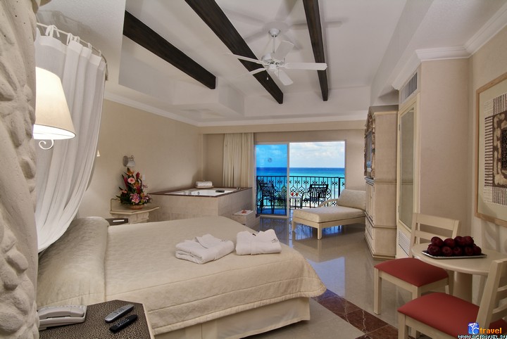  JUNIOR SUITE.  The Royal Playa del Carmen