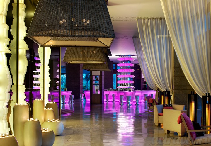 W Lounge.   -      , ,  , ,      .  -         .  W Bali, , . , 