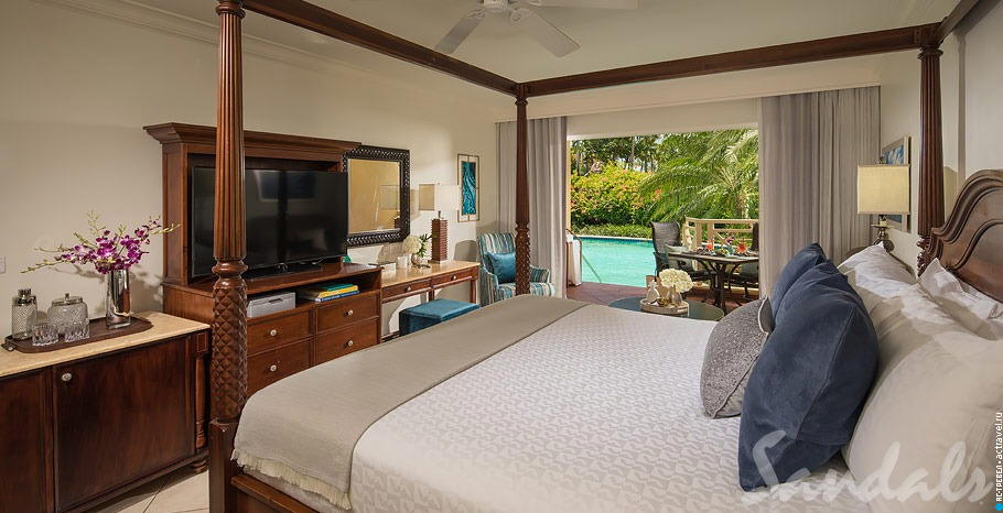  Swim Up Lover's Lagoon Honeymoon Club Level Room   Sandals Grande St. Lucian